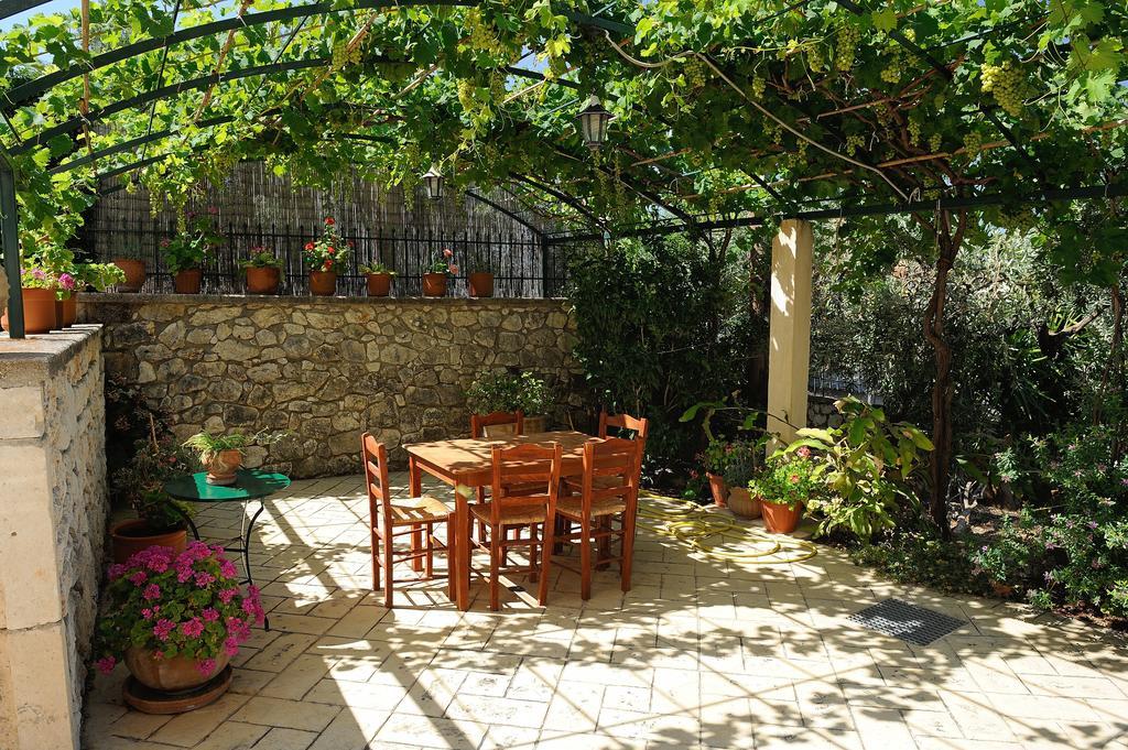 Evianna Studios Mousata Exterior foto